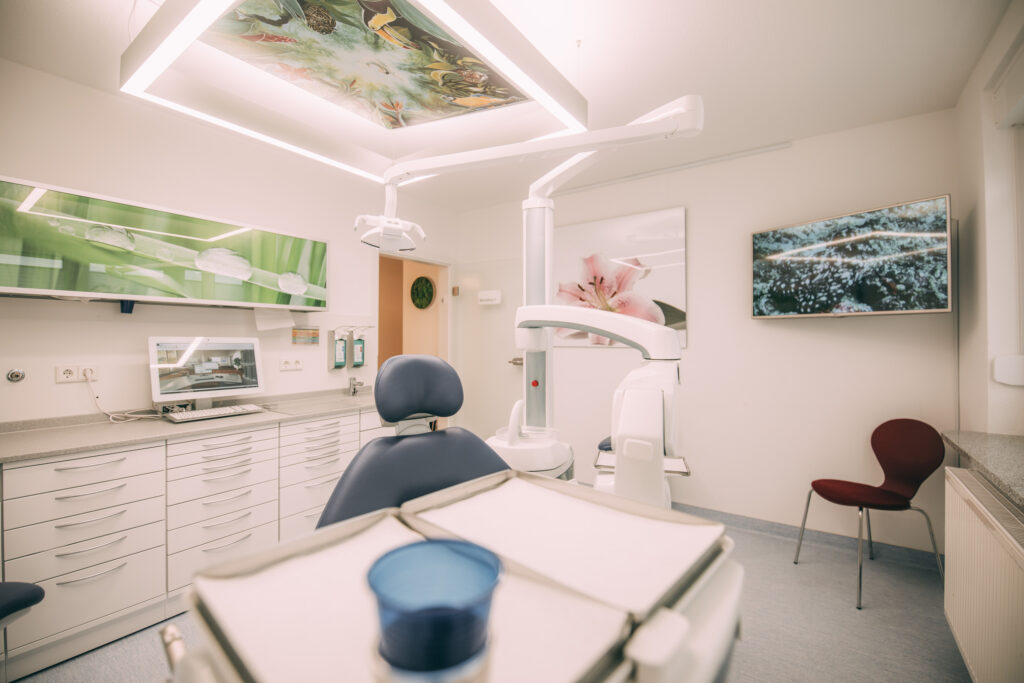 Modern ausgestattetes Behandlungszimmer